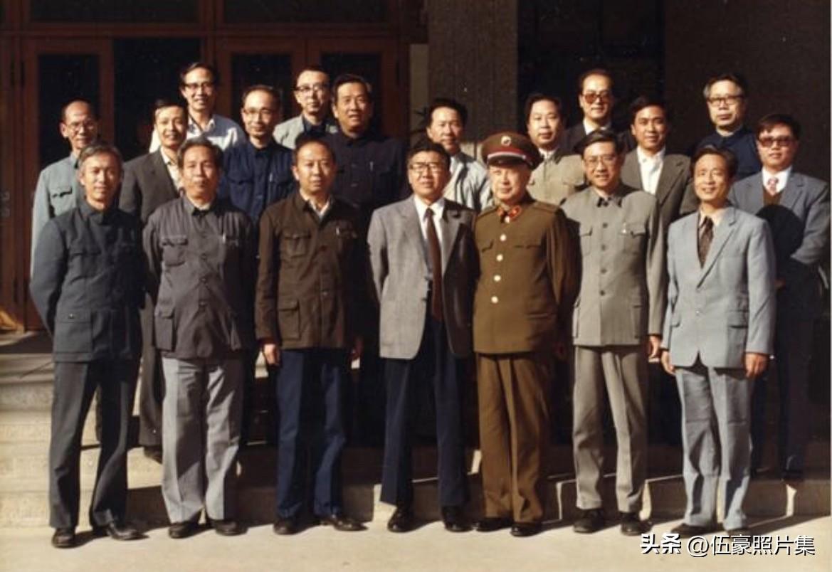 【老照片背后的故事182】
上世纪八十年代，身穿军装的钱学森（前排右三）与西安交