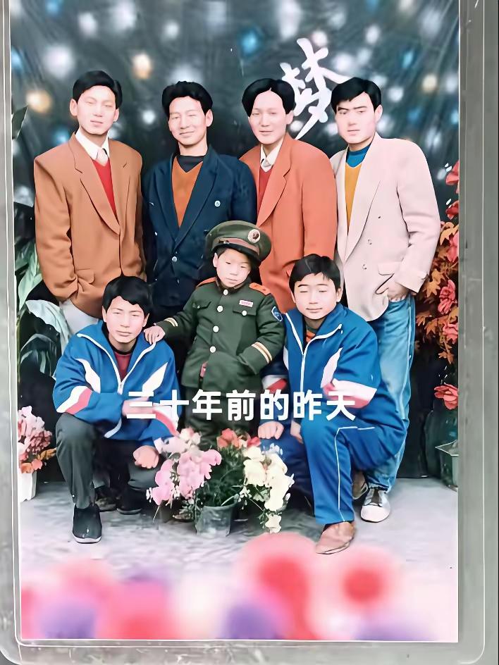 同样的七个人，时隔三十年。
不得不说，岁月果真不饶人！一转眼头发都秃没了。[捂脸