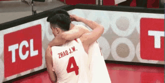 今晚必须给赵继伟点赞。
第三节，在比分扳平后，赵继伟的两个三分，实在是提士气。