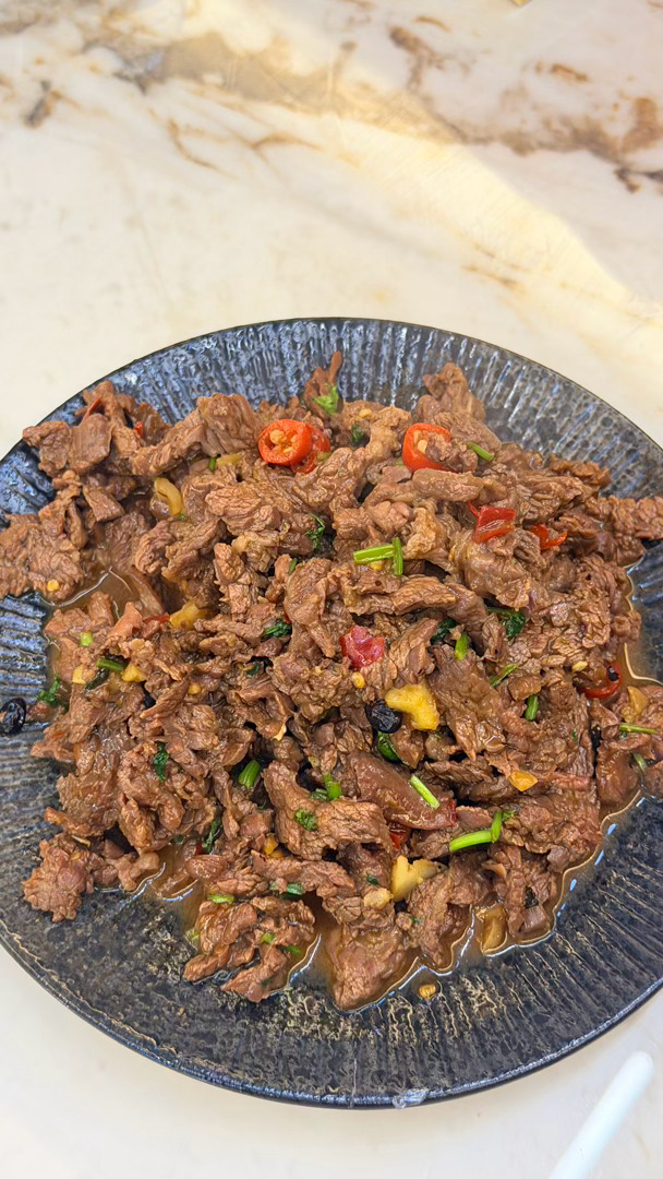 一个人吃掉大半斤牛肉 太爽啦！！！没想到今天随便炒的牛肉这么好吃
