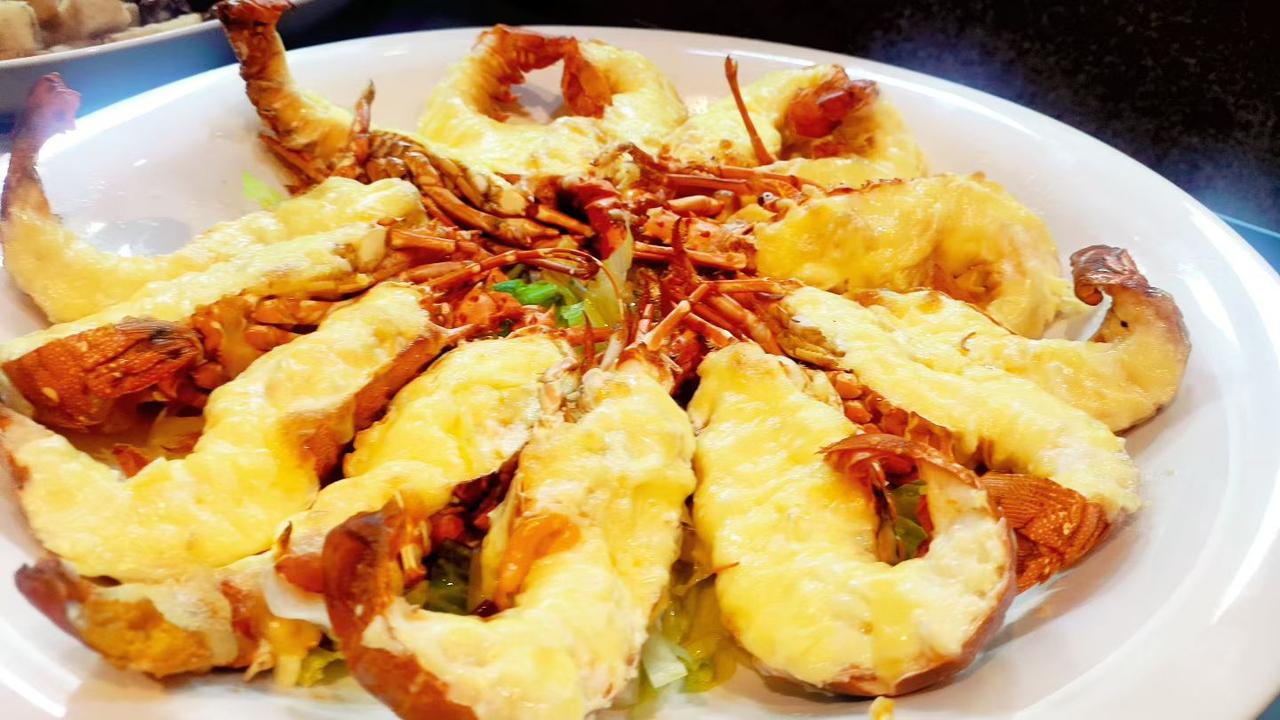 这是一盘美味的芝士小龙虾，色香味俱全。