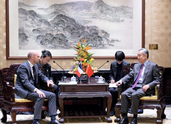 在马克龙访华、中日关系紧张气氛尚未散去的节骨眼上，中法双方外长进行了会晤，法方立