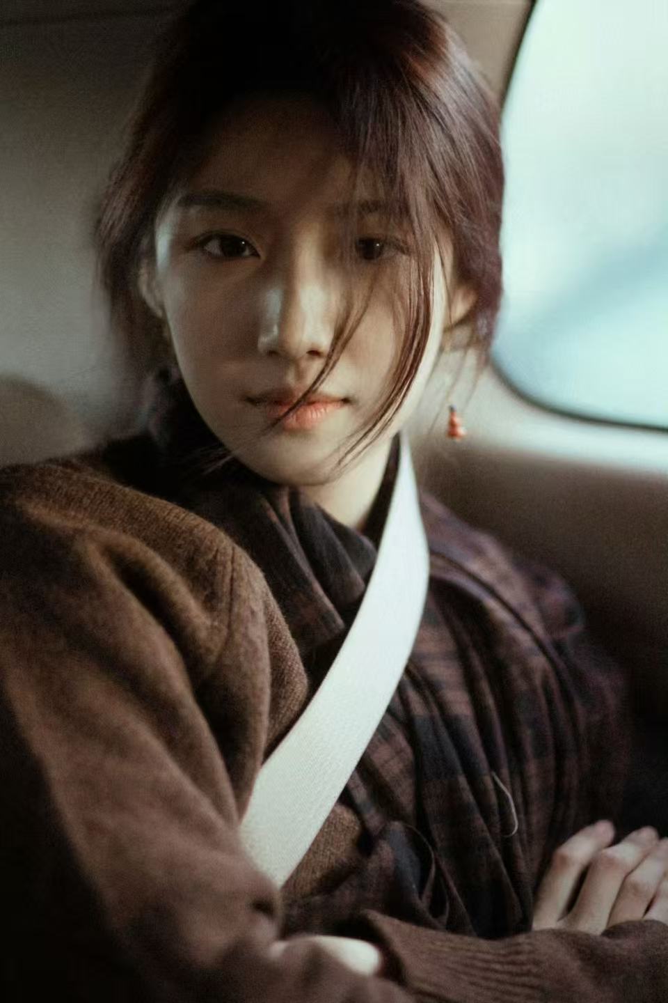 卢昱晓卢昱晓清冷风写真卢昱晓杜松混合茉莉的风写真女神又发力了 