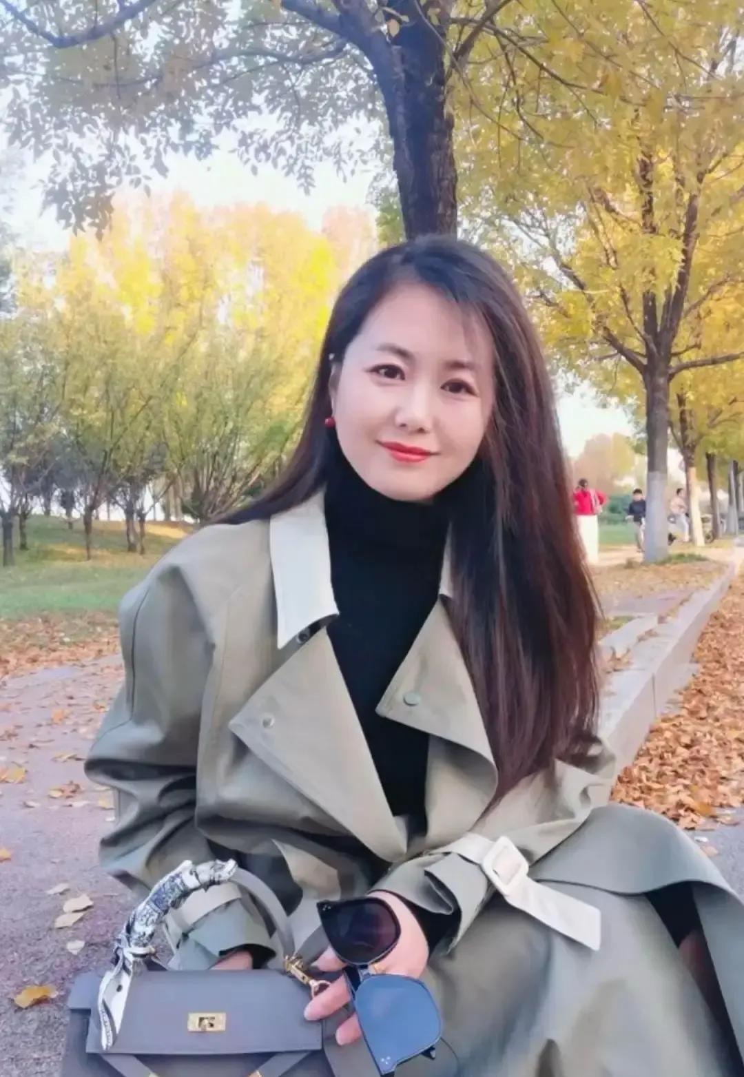 五十岁女作者写自己同学会偷偷心动，我看完先笑后沉默。
她没点名，只写那位男同学头