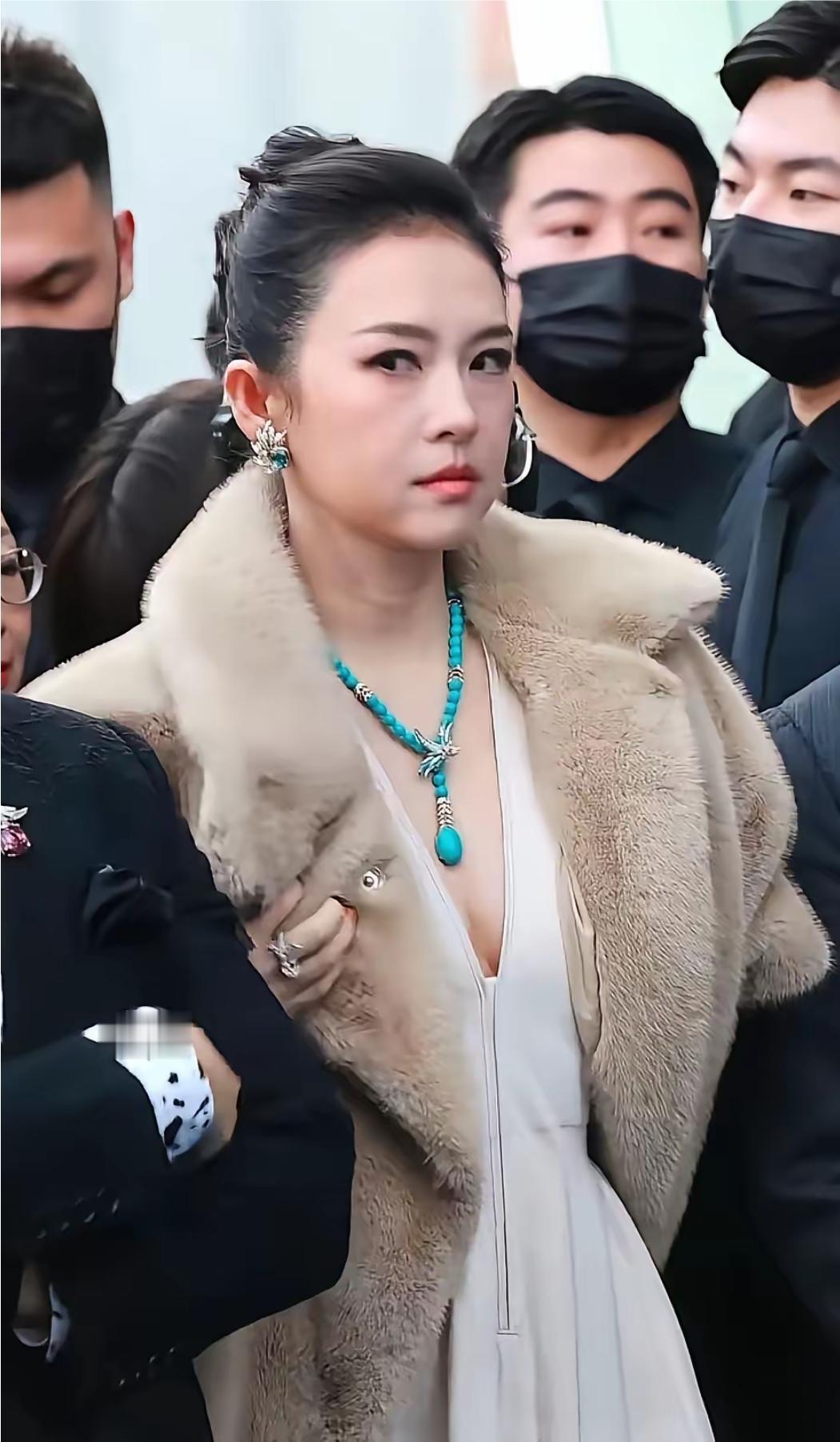 章子怡这眼神，是看到了谁吗？