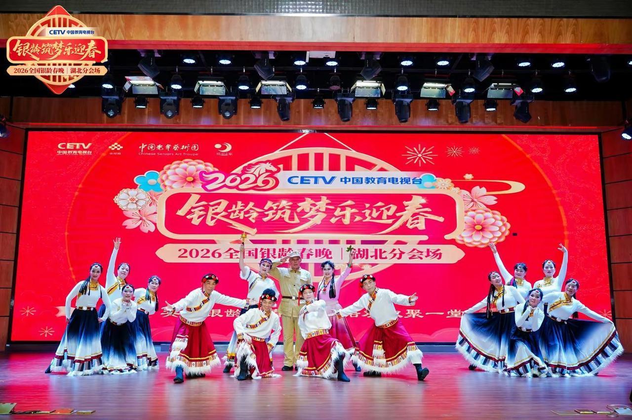 年终盛典  机遇巧合，紫阳分校王校长一句话推动了这部作品，打开了我的思路。有幸遇