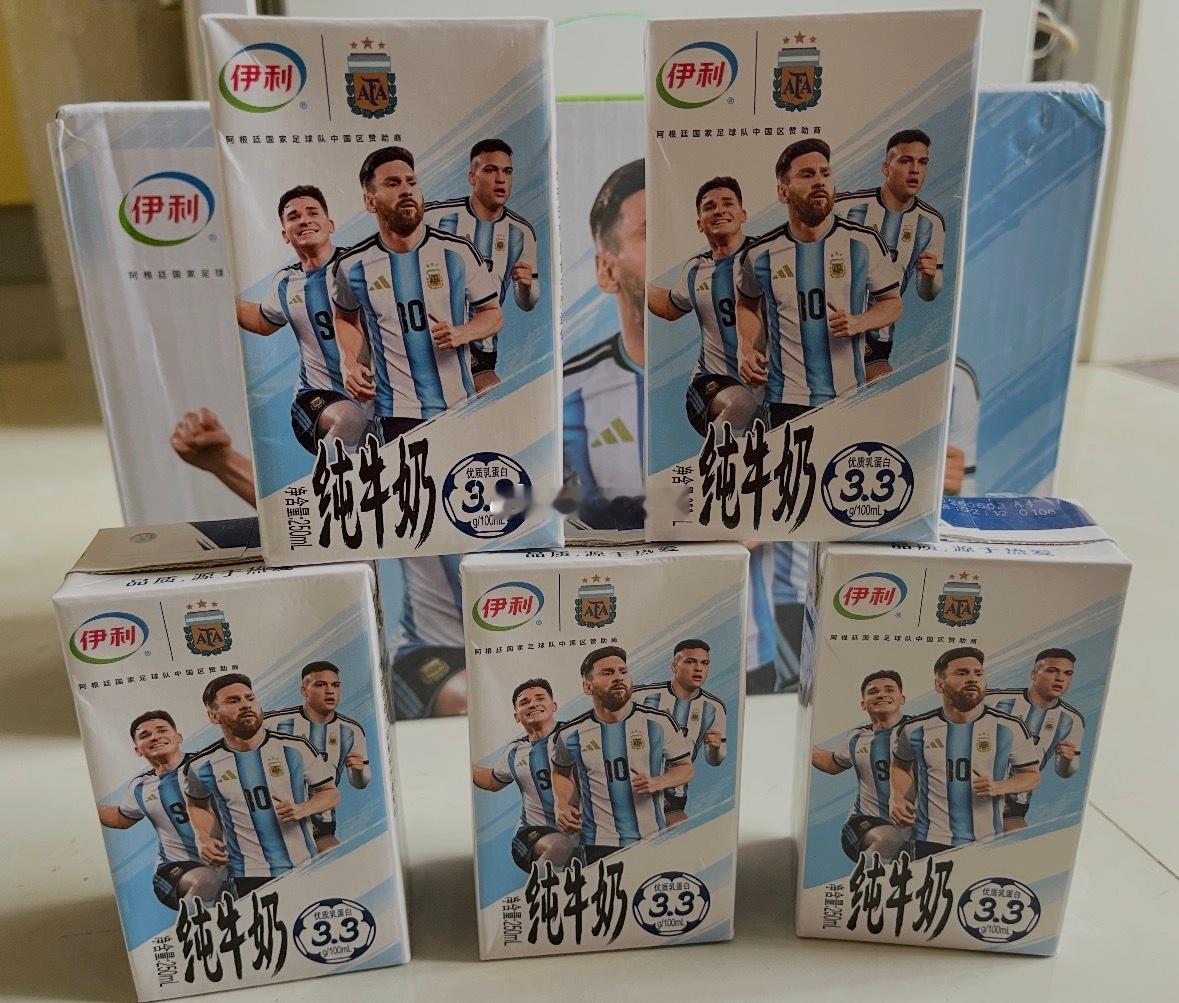 足球是我交过最久的朋友在地铁7号线和10号线的双井站换乘通道里，看见红蓝两侧的巨