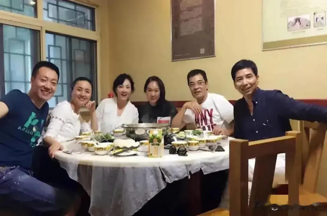 在那张六人明星合照里，左侧并肩而坐的辛柏青与朱媛媛夫妇，眉眼间满是岁月沉淀的温柔