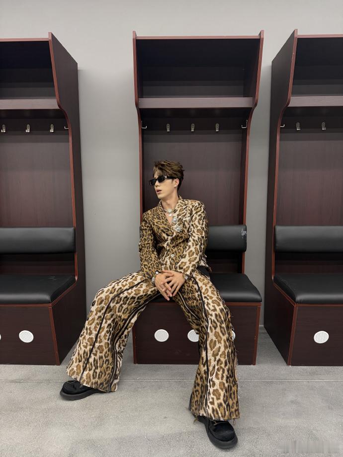 #鹭卓右手的含金量##鹭卓限定豹纹蛇皮装#鹭卓的限定豹纹蛇皮装别具一格，他的右手