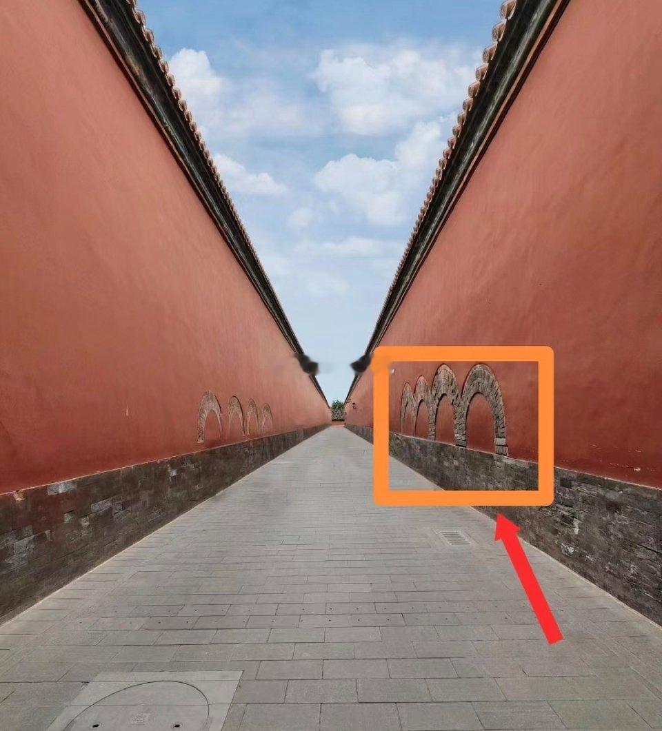 去紫禁城故宫旅游，你发现他们那里也有派出所吗？图1里圈住的叫“堆拨房”，源自满语