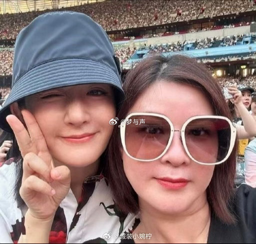 杜华谢娜在张杰演唱会自拍 张杰演唱会现场，杜华和谢娜被拍到一直在自拍。两人对着镜