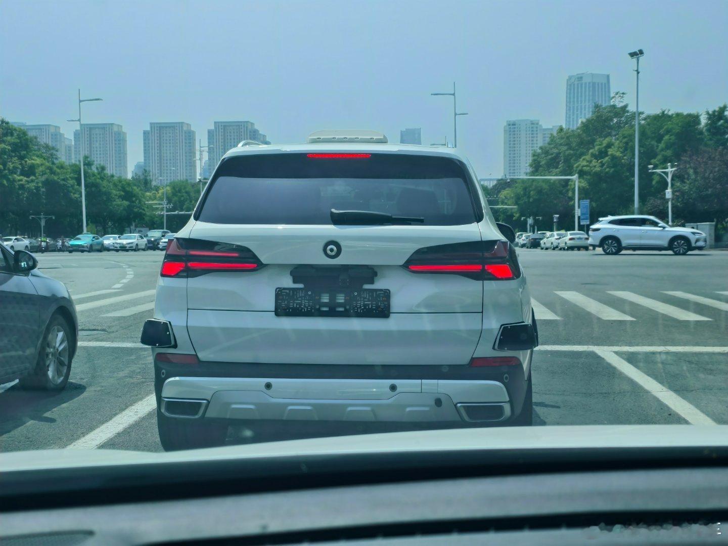 跟了半天愣是没看出来到底是啥车[疑问][疑问]感觉像宝马，但又不太肯定宝马 ​​