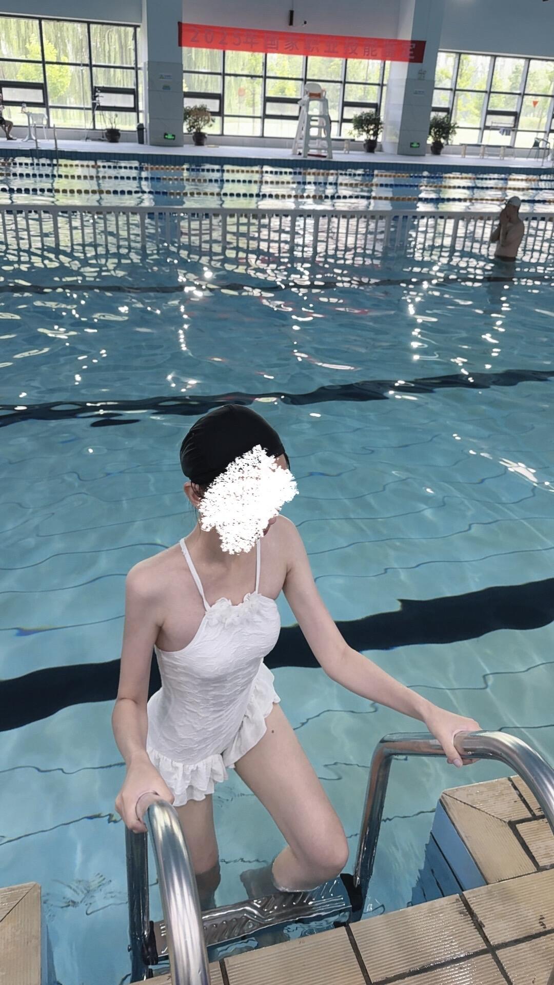 又去游泳啦 一个人独享泳池