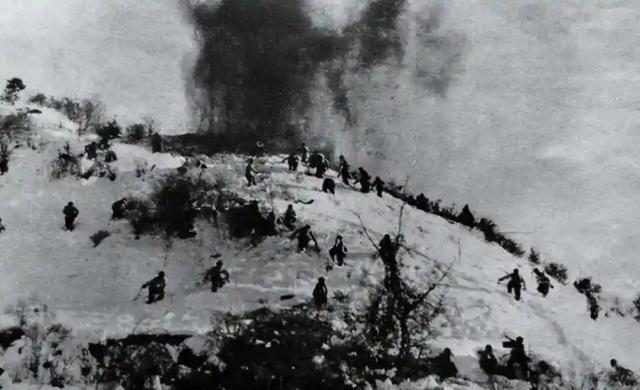 1950年，血战新兴里后，通信班长张积庆在打扫战场时，猛然看到一个奇怪的包袱，打