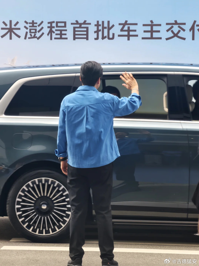 雷总这次来上海交车是懂因地制宜的，居然直接送皮爷咖啡定制礼盒！毕竟是大上海，咖啡