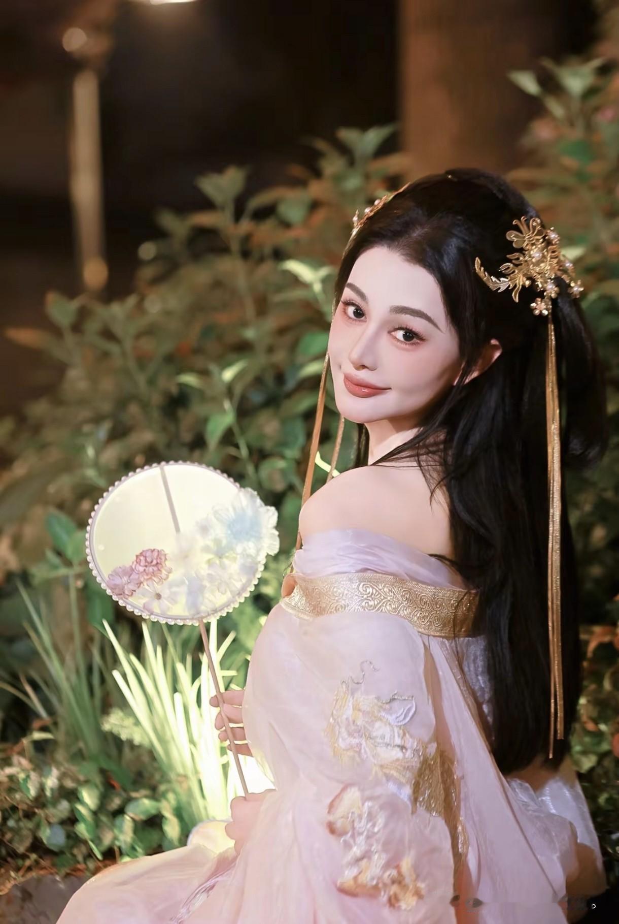 粉衣少女回眸一笑，手持团扇太仙啦！这颜值是来人间凑数的吗？温柔粉衣少女