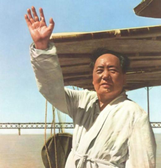 1957年，毛主席游泳后不慎患上重感冒，随行西医束手无策，最后还是经人介绍来了一