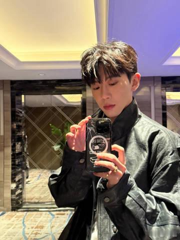 #费启鸣气质也不能丢# #费启鸣过道对镜自拍#费启鸣在过道对镜自拍，那自信的模样