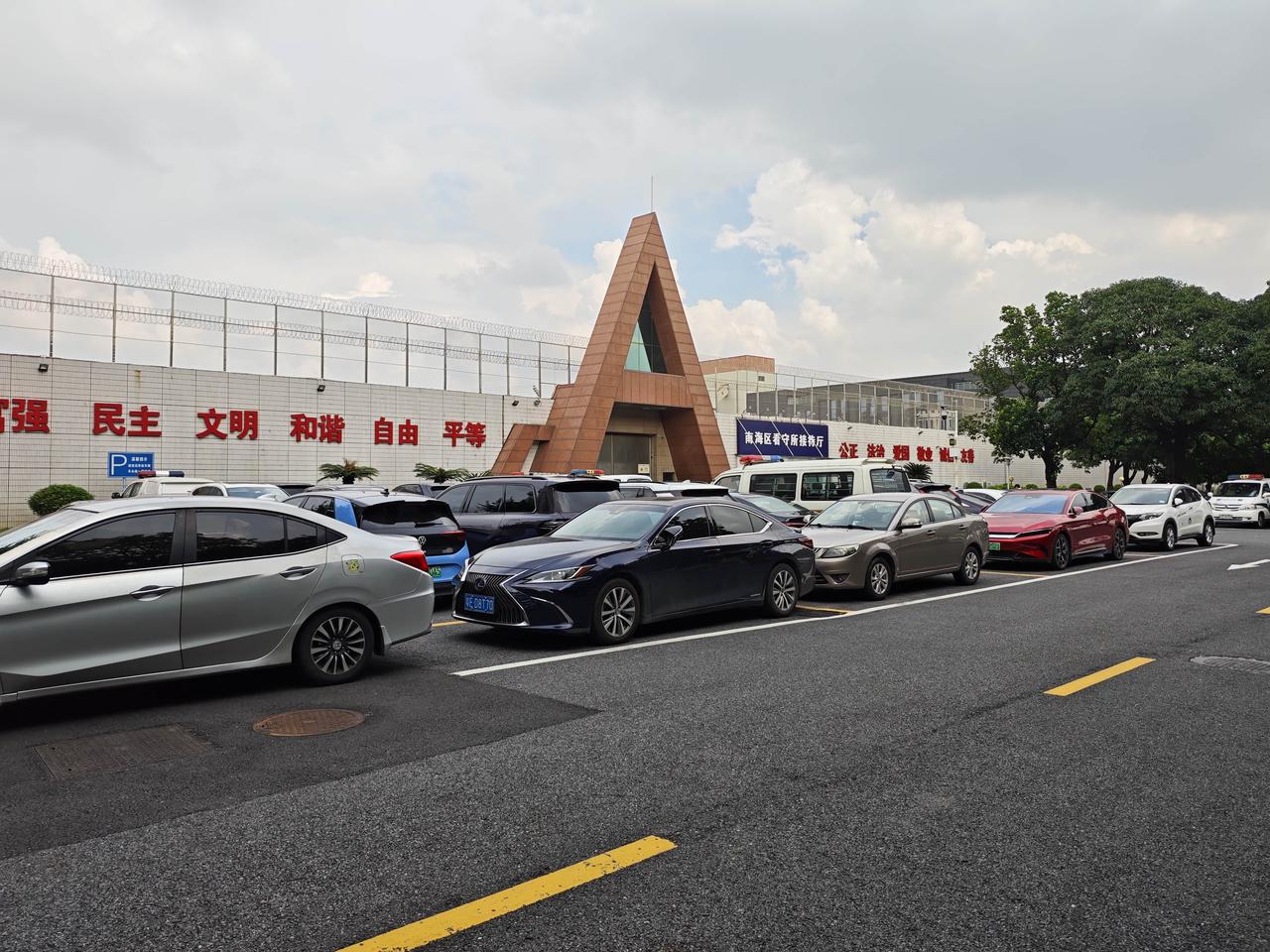 去看守所（会见/办事）核心注意事项
 
1. 身份与证件：律师需持律师执业证、律