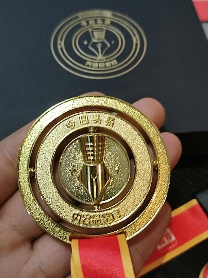今日头条奖牌到货了！
从参加这个品鉴官这个活动，每天都在为了这个奖牌🏅不停的在
