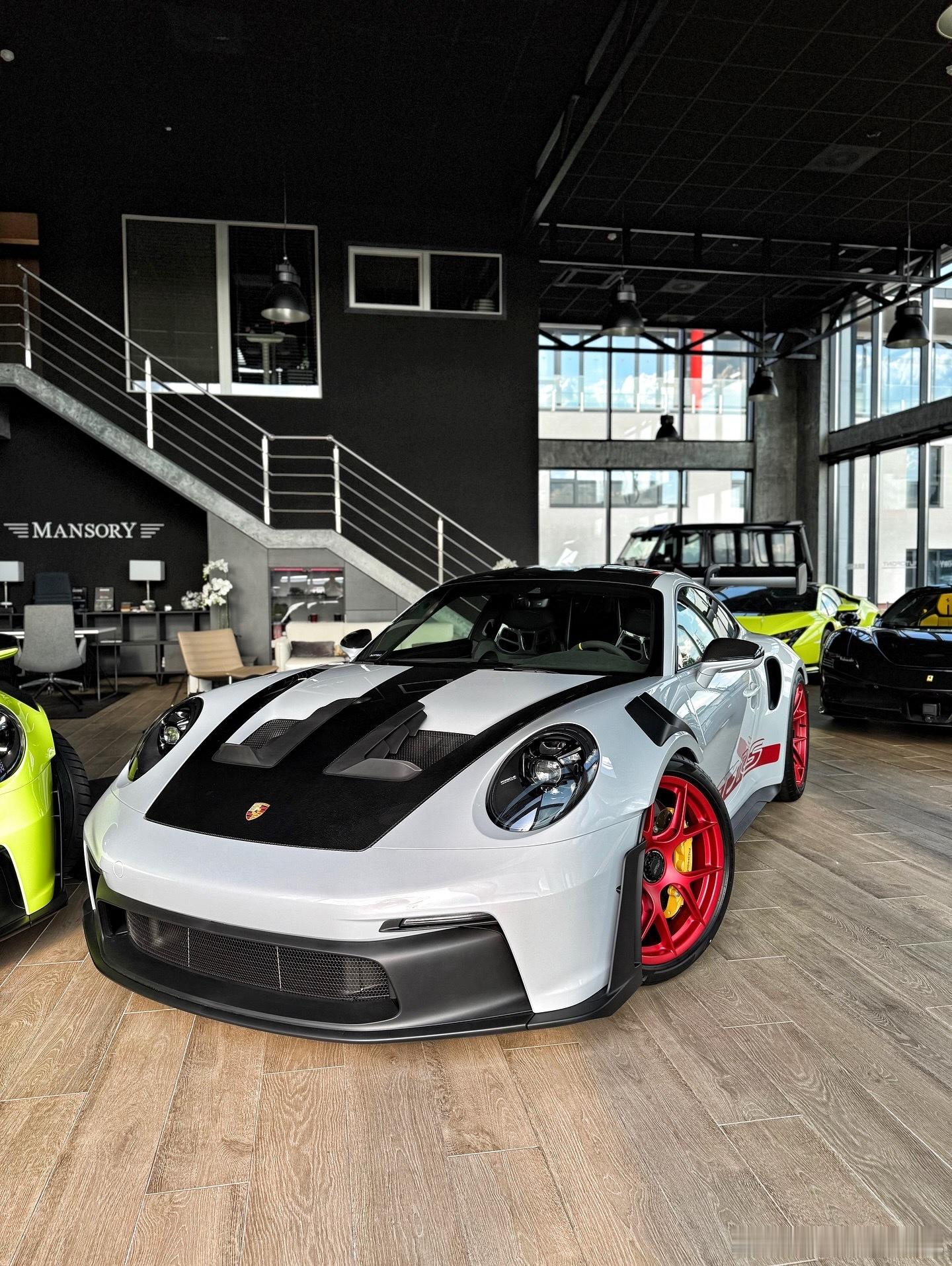 最近，两辆保时捷911 GT3 RS Weissach车型找到了它们的新家。😎