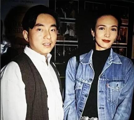 2008年，郑裕玲向同居16年的男友吕方提出分手，要求他净身出户，吕方舍不得30