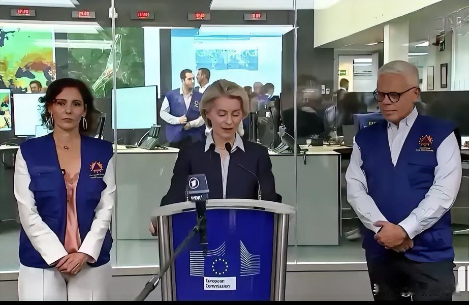 欧盟委员会主席冯德莱恩访问欧盟应急响应协调中心（ERCC），感谢全体工作人员在欧