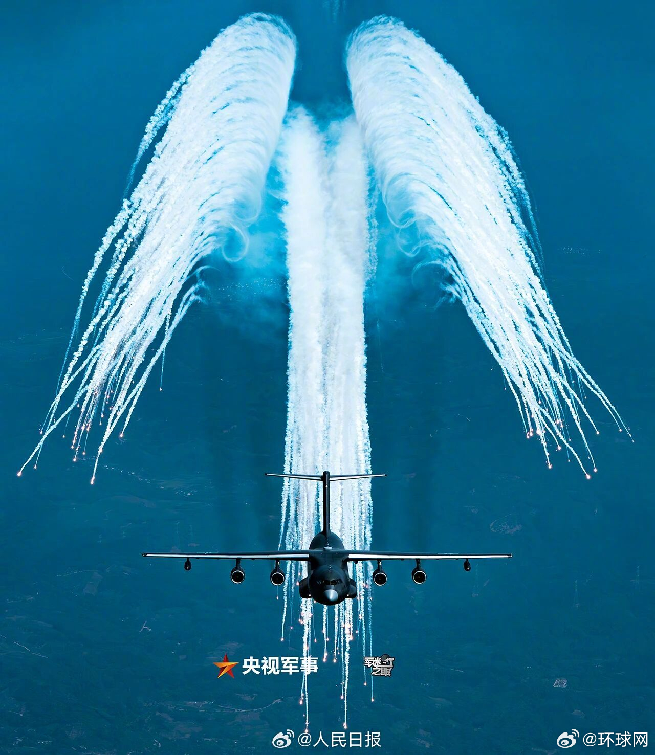 【图片版！#空对空视角看中国空军战机#】铁翼展长空，炫舞天地间。转存#战机怼脸拍