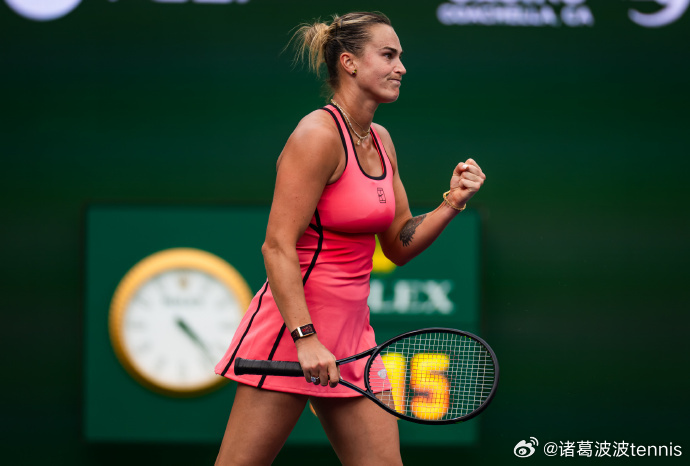 郑钦文vs萨巴伦卡 第9战，萨巴伦卡把握住第二个发球胜盘局以6-3拿下首盘，大比