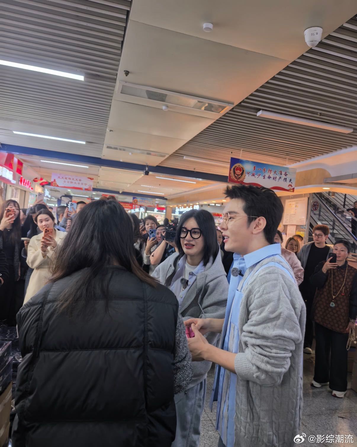义乌偶遇尚雯婕李佳琦逛小商品 没想到能在义乌碰到尚雯婕和李佳琦一起逛小商品，从节