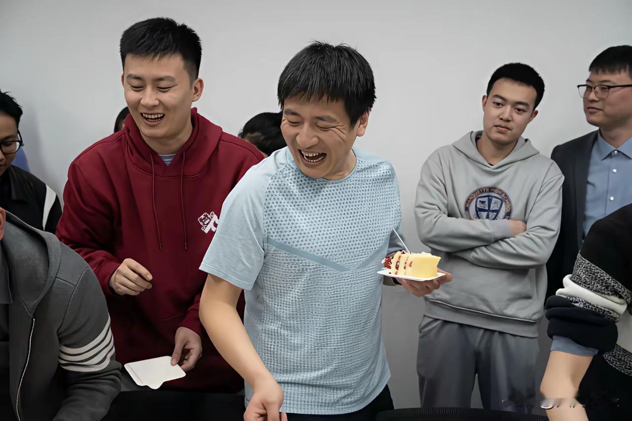 武亮说要在5月13日把张老师灰色头像换成彩色！

武亮真是有心，5月13日是张老