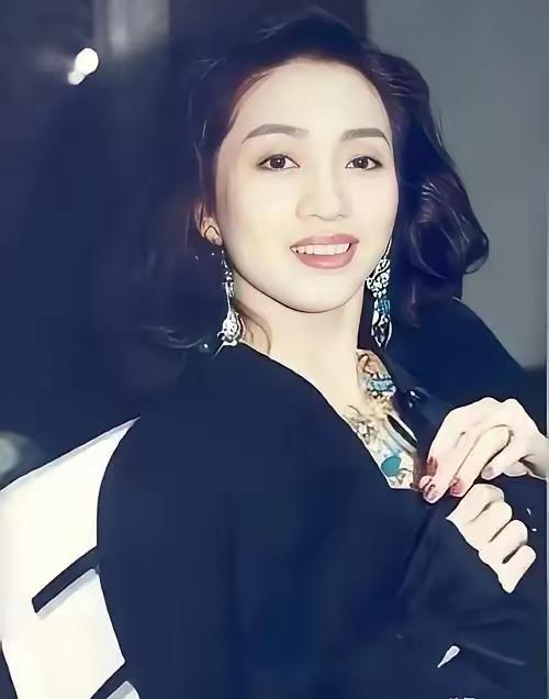 梅艳芳去世后，在医院欠下了85万的费用，张学友二话没说把钱给垫上了。反之妻子罗美