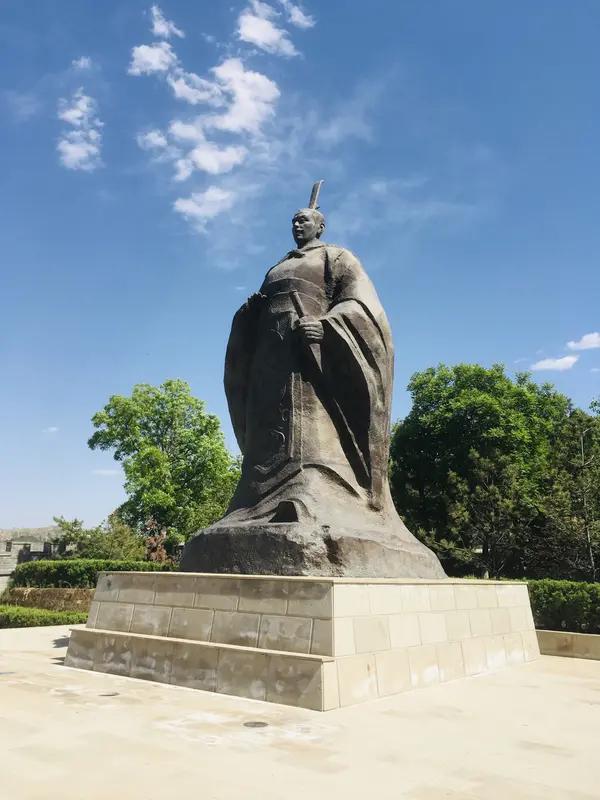 很多人觉得“扶苏不死，秦朝不亡”，把秦朝灭亡的责任一股脑全怪到扶苏头上，这就好比