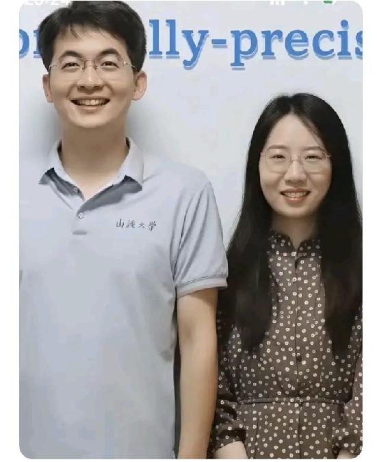 戏说付磊、曾梦琪、汪海英三人名字，掰开揉碎就是乱石堆里两根木桩拴着两只小山羊（付