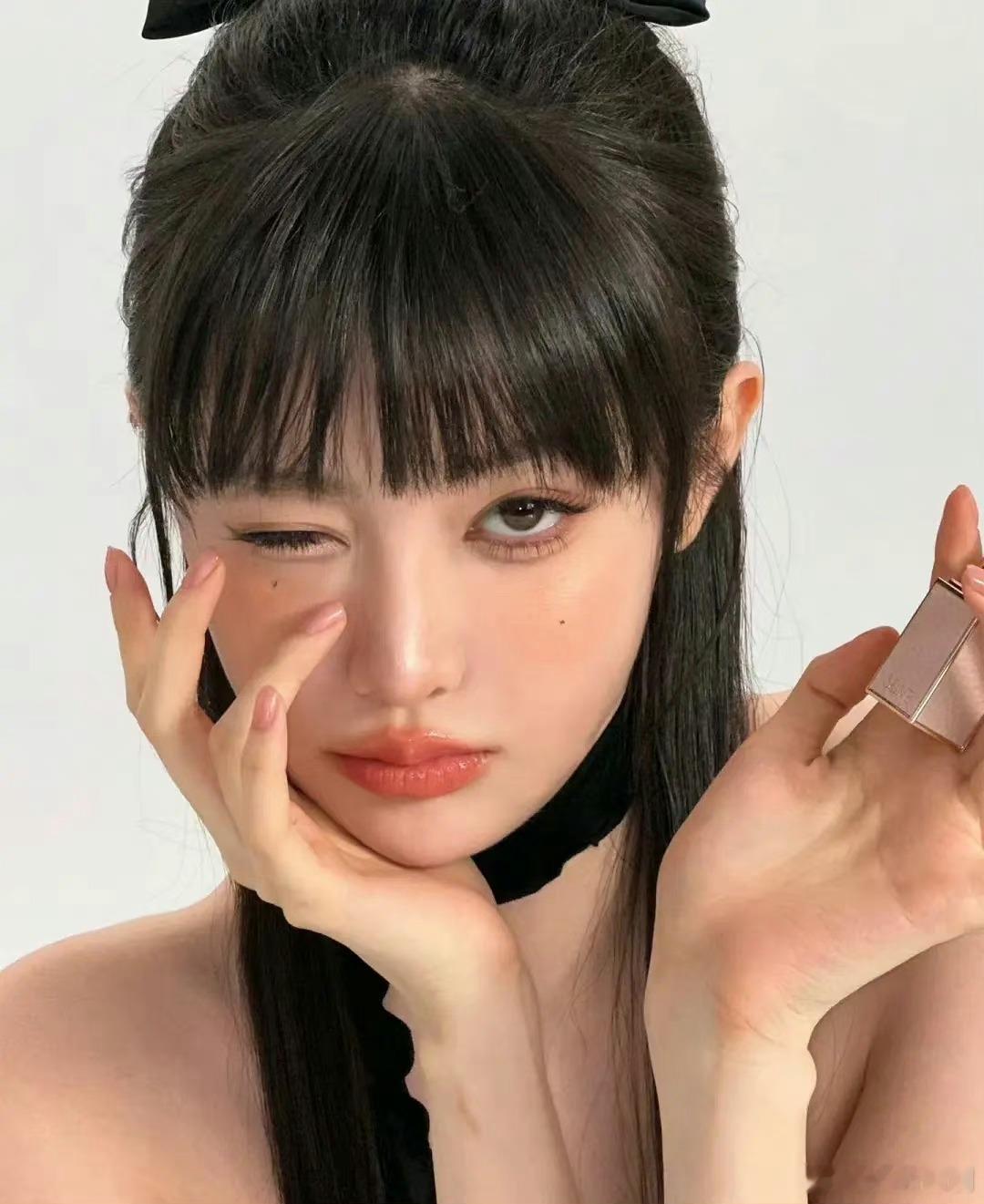 网传的范丞丞的绯闻女友真的很像田曦薇，都是那种眼睛大大的 ​​​