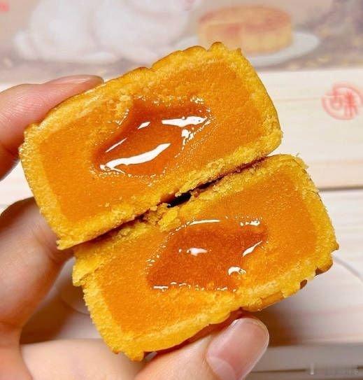 今年秋天的第一口月饼 “救命！这流心奶黄月饼是来报恩的吧？！简直绝了了～谁能不喜