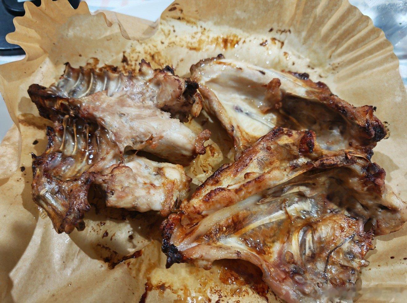 一直不理解鸡架这种食物旁人看是没多少净肉的骨架，爱吃的人却能细细啃出满口香浓，腌