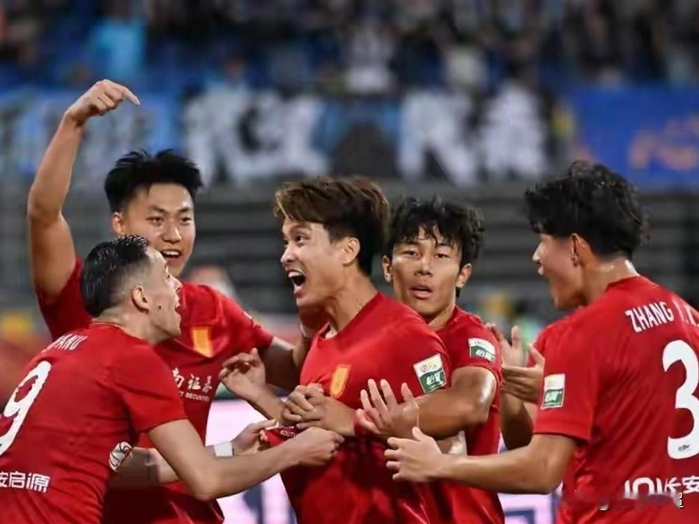 凭什么？铜梁龙队用事实证明足球运动本应该就是年轻人叱咤风云的赛场。
一支升班马球