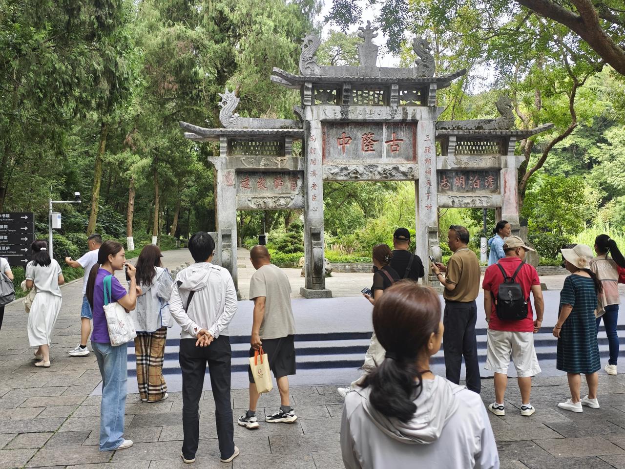 古代“隆中”是一片区域地名，不是现代景区围墙里一个点；
“阿头山‑伏龙山‑隆中山