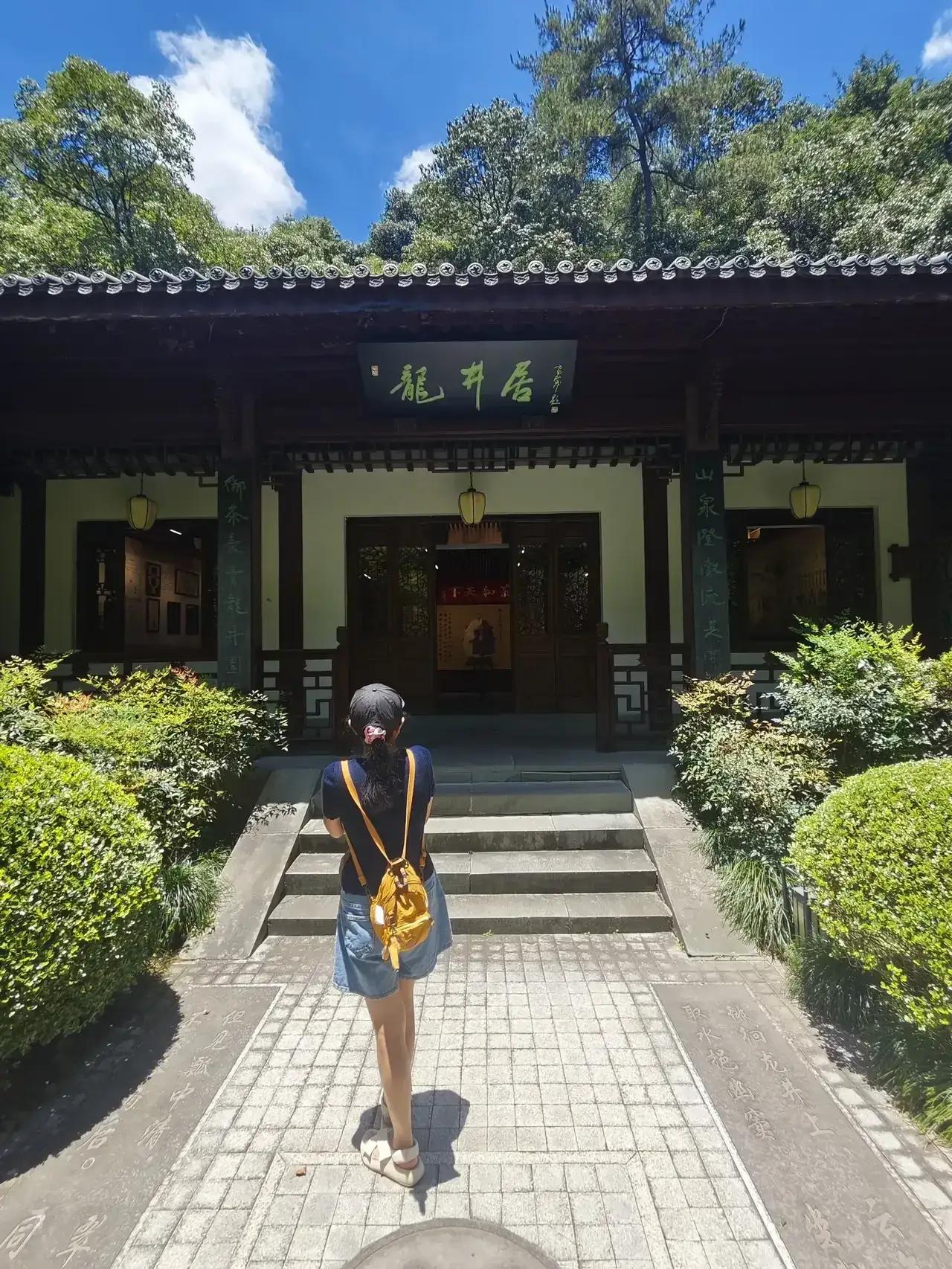 杭州龙井村风景优美空气清新，曾经是乾隆皇帝最喜欢喝茶赏风景的地方。

空气清新的