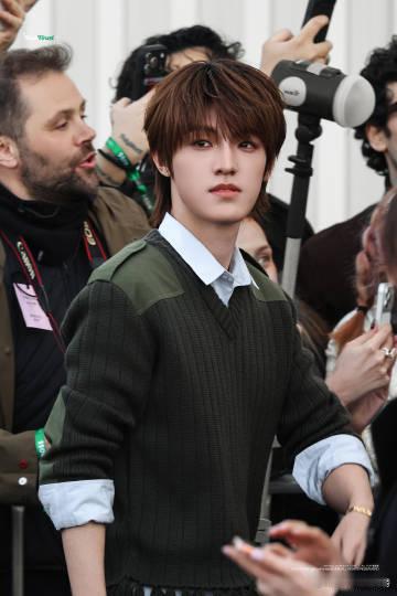 张泽禹状态 张泽禹米兰Prada大秀这一亮相，直接让我疯狂心动！他的皮肤白皙透亮