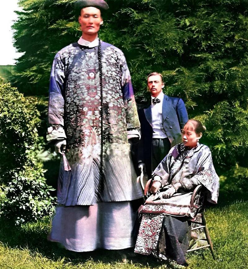 詹世钗是历史上有记载的“中国第一巨人”，这是他与妻子、经纪人的一张合影。

詹世