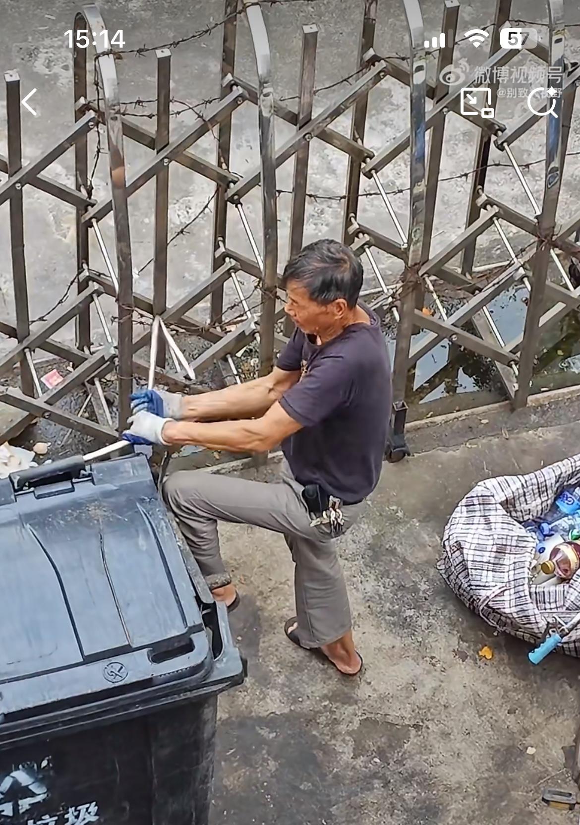 垃圾站看到的缺德拾荒老头，把垃圾桶上好好的光管折弯抽出来，偷去当废品卖。事发广东