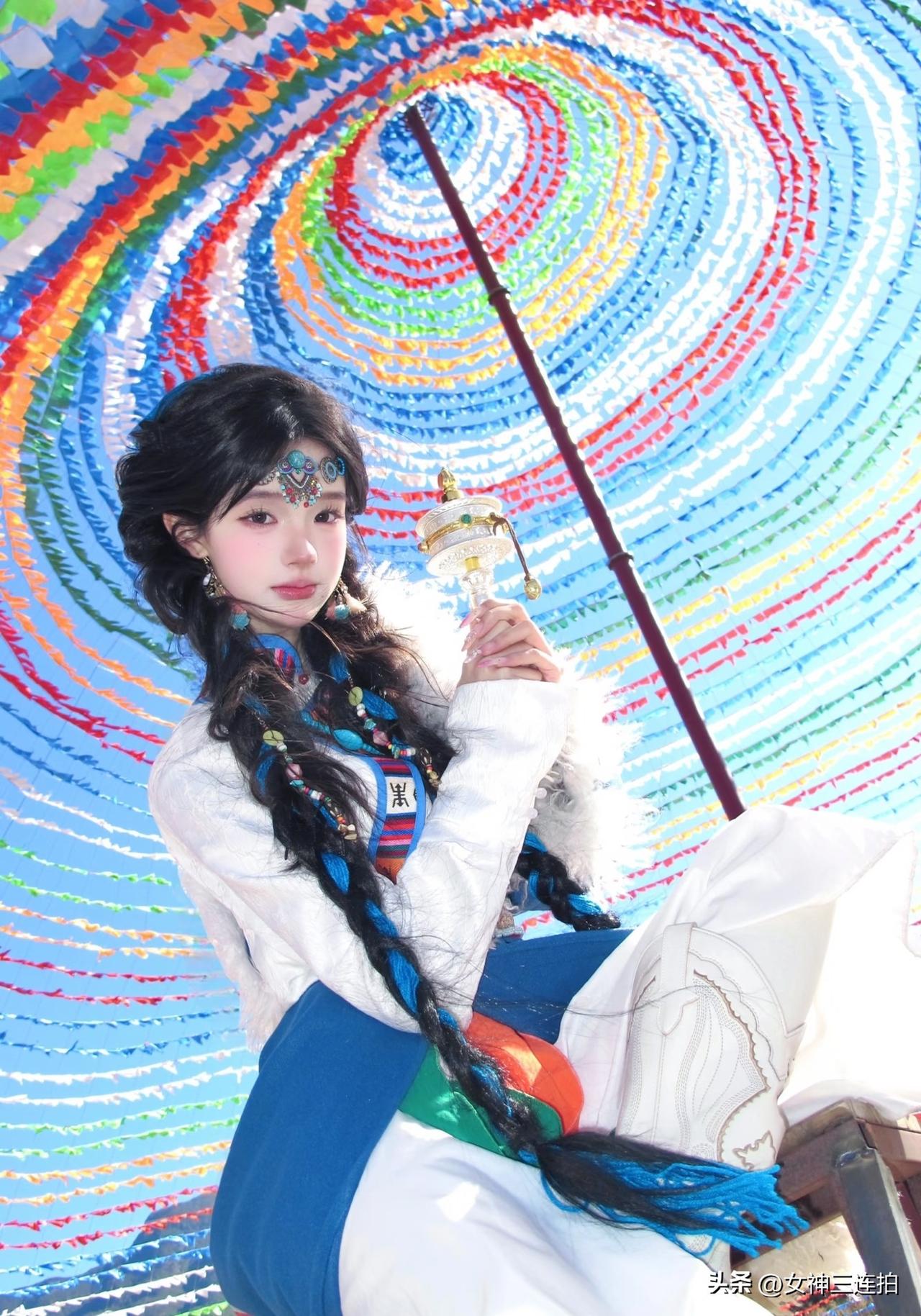 梦幻藏风少女，手持法器，置身彩虹之境