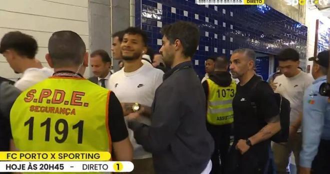 葡萄牙体育是在抵达巨龙球场后才提出这一申请的，这给原定的球队入场组织工作造成了一