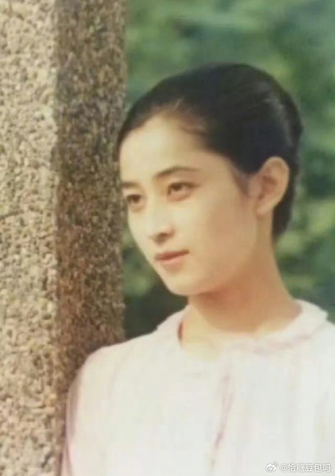 徐艺洋与妈妈仿若共用一张脸，那相似的轮廓，在侧脸时展现得淋漓尽致，眉眼间的神韵如