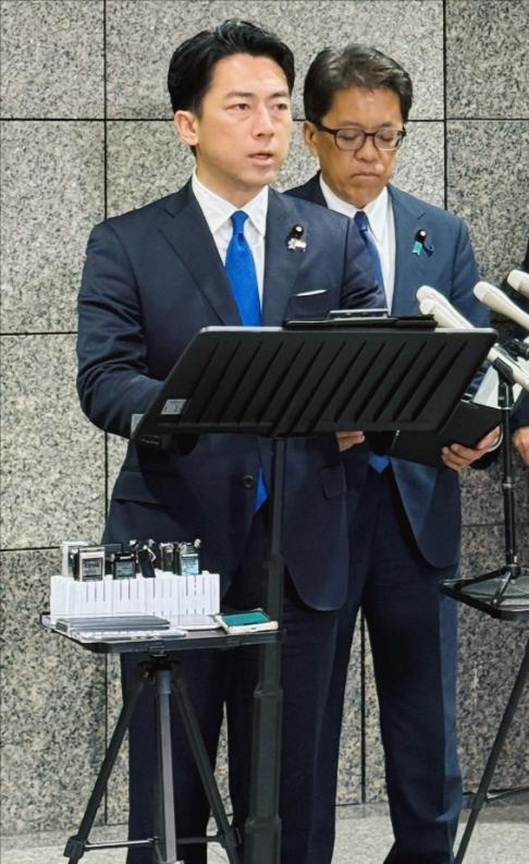 最新大瓜！歼-15立大功！雷达连照日本F-15，辽宁舰编队在冲绳海域畅行无阻。