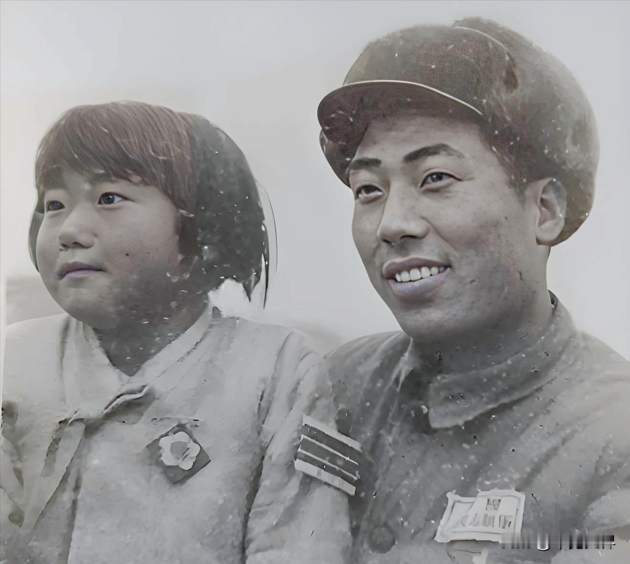 1950年，志愿军连长黄万丰在长津湖战场上捡了一个朝鲜小姑娘当女儿，他曾想把她塞