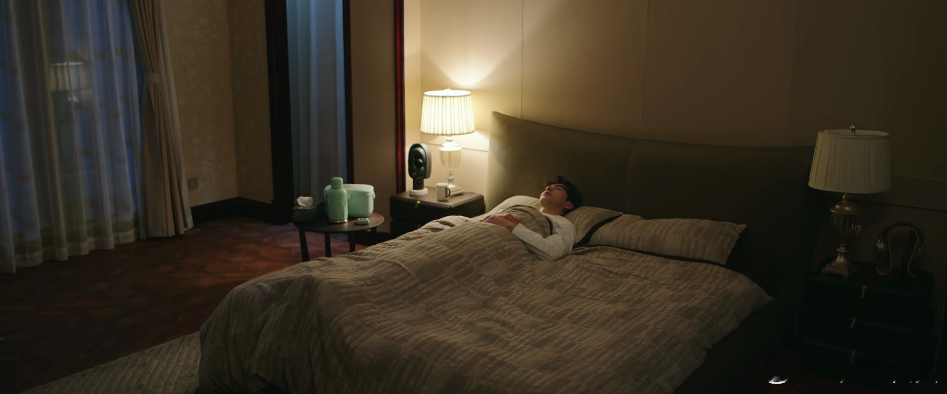 突然的喜欢这个更新，虽然有点癫剧拐弯到恐怖片的气氛，但是看到陈星旭躺在大床上竟然