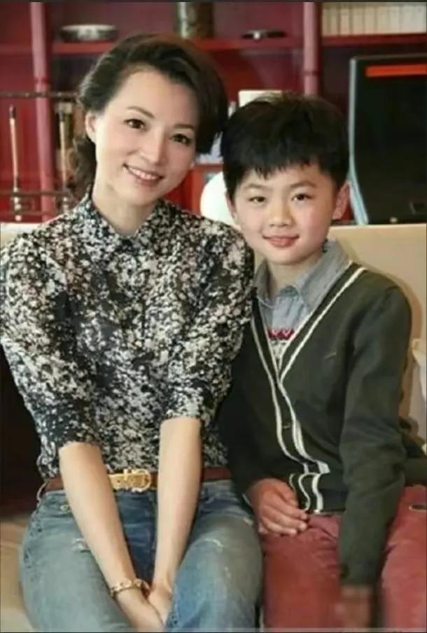 董卿的儿子好帅啊！眉清目秀，比妈妈还好看！帅小伙！母亲这么有才，长大了一定也是个